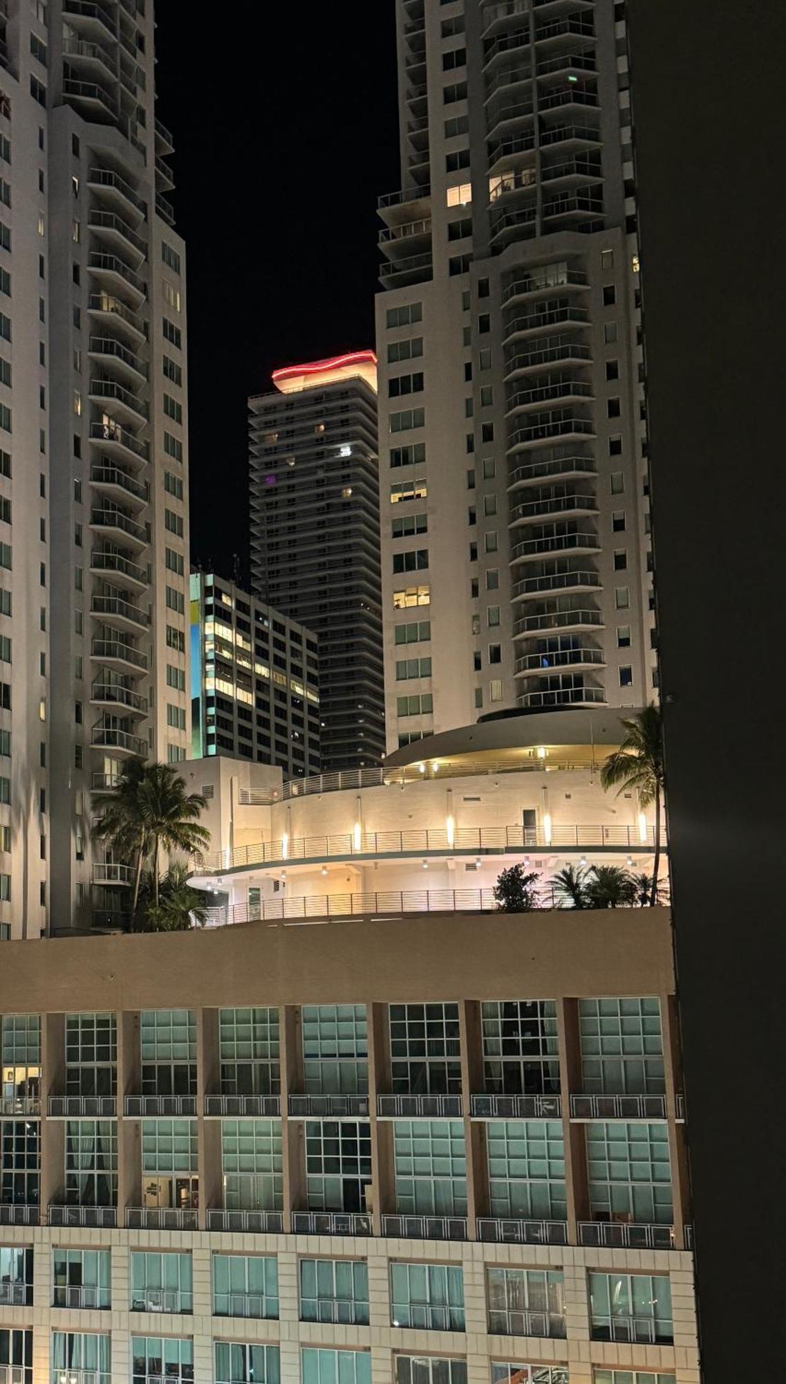 Modern & Chic Downtown One Block From Bayside Marketplace - Free Parking *