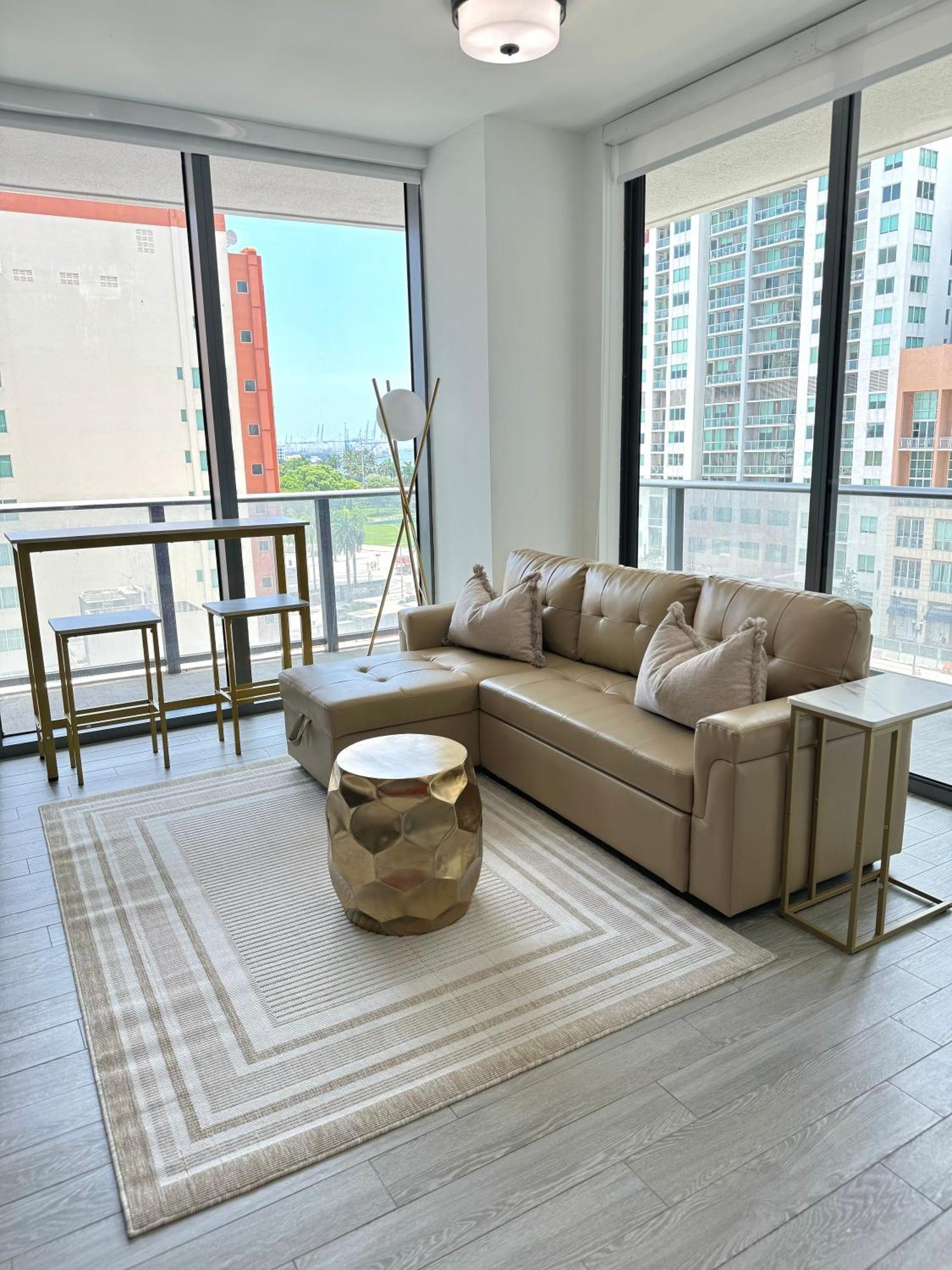 Modern & Chic Downtown One Block From Bayside Marketplace - Free Parking Apartment *